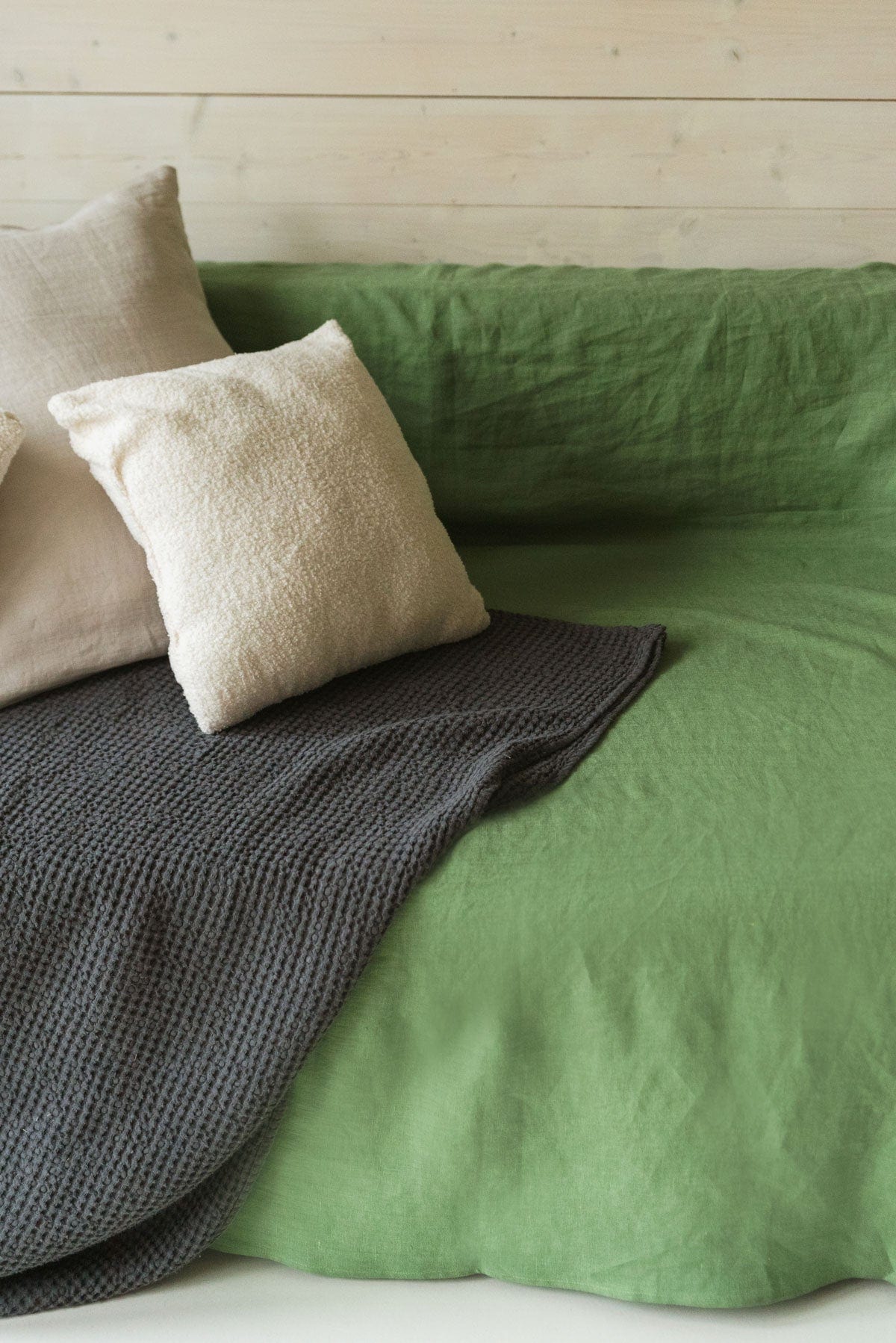 AmourLinen Leinen-Waffeldecke 53x81"/135x205cm / Anthrazit Leinen-Waffelbettüberwurf in Anthrazit Dunkler Leinenbettüberwurf | AmourLinen | Waffeldecke