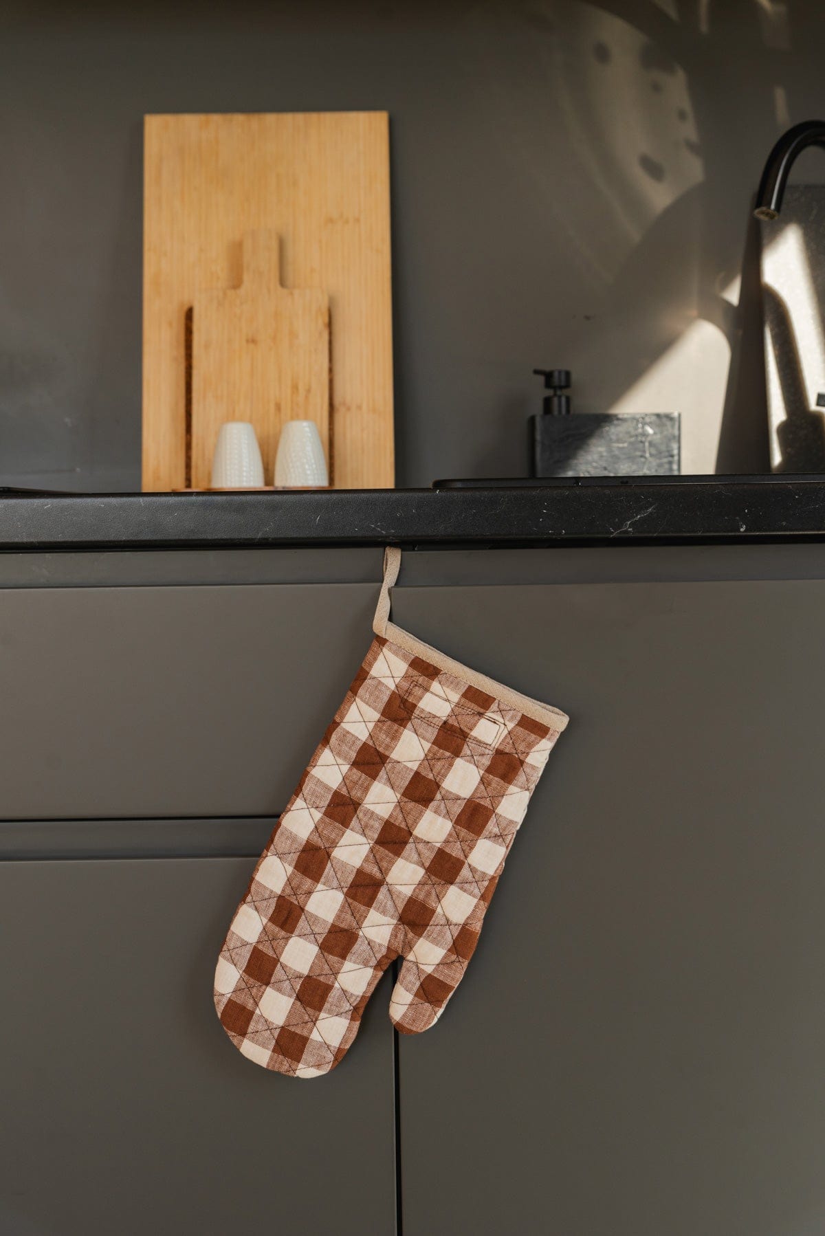 Ofenhandschuh aus Leinen in Mokka Gingham
