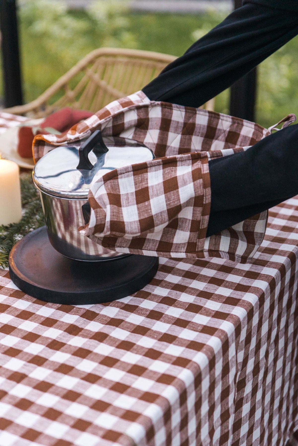 Doppelter Ofenhandschuh aus Leinen in Mokka Gingham