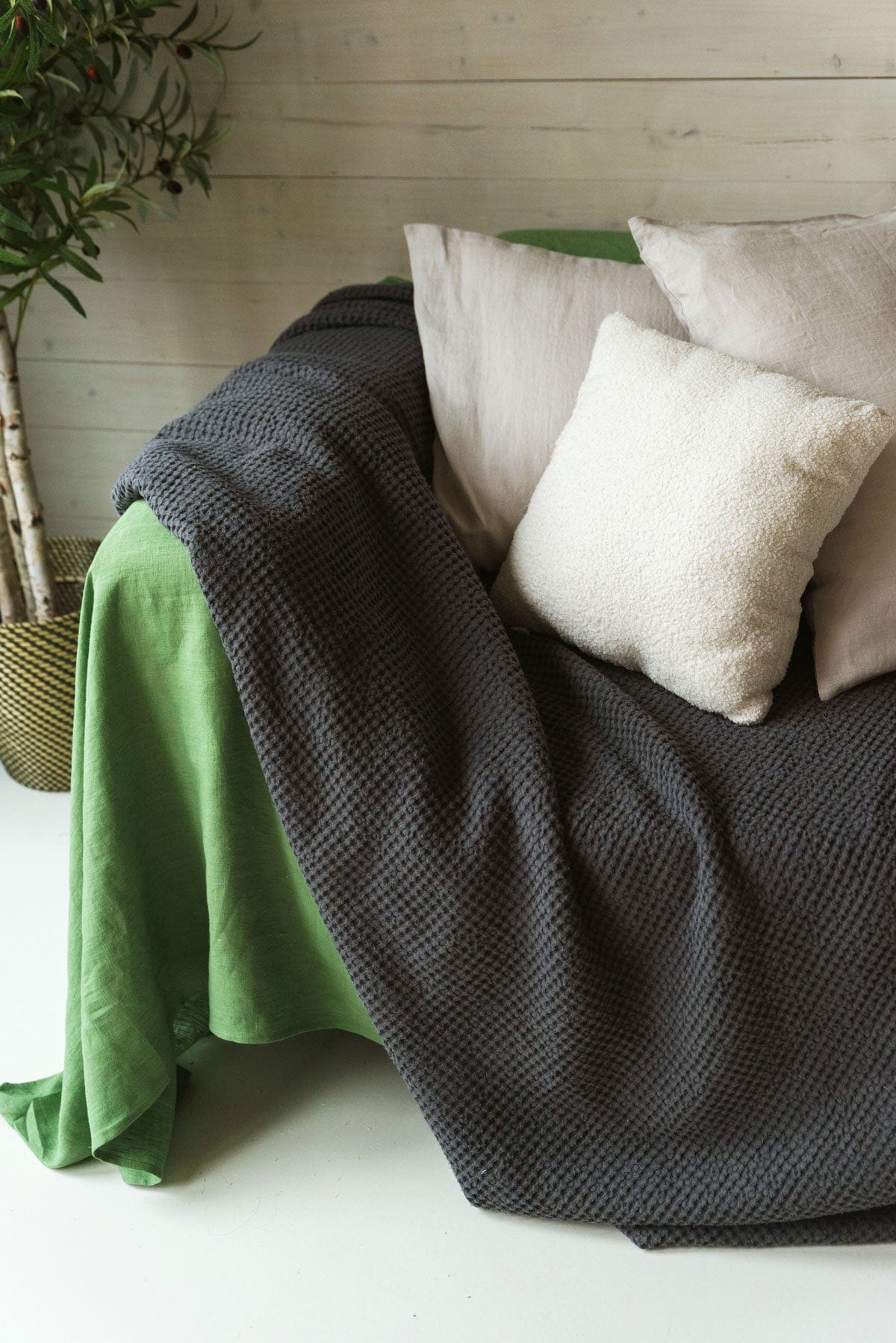 AmourLinen Leinen-Waffeldecke 53x81"/135x205cm / Anthrazit Leinen-Waffelbettüberwurf in Anthrazit Dunkler Leinenbettüberwurf | AmourLinen | Waffeldecke